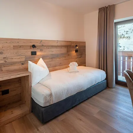 Hotel Vezzana Passo Rolle