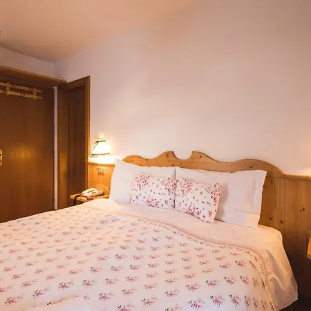 Vezzana Hotel Passo Rolle